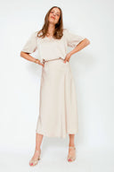 bovary-satijnen-midirok-neo-noir-champagne-beige-modelfoto-vooraanzicht-4
