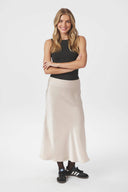 bovary-satijnen-midirok-neo-noir-champagne-beige-modelfoto-vooraanzicht-5