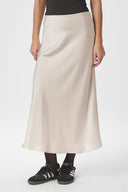 bovary-satijnen-midirok-neo-noir-champagne-beige-modelfoto-vooraanzicht-6