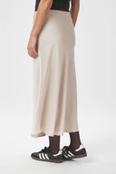bovary-satijnen-midirok-neo-noir-champagne-beige-modelfoto-zijaanzicht-2