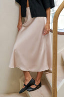 bovary-satijnen-midirok-neo-noir-champagne-beige-lookfoto-zijaanzicht-1