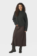 bovary-midi-satijnen-rok-dark-brown-donkerbruin-neo-noir-modelfoto-vooraanzicht-1