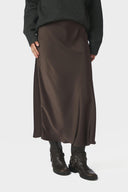 bovary-midi-satijnen-rok-dark-brown-donkerbruin-neo-noir-modelfoto-vooraanzicht-2