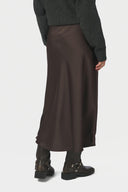bovary-midi-satijnen-rok-dark-brown-donkerbruin-neo-noir-modelfoto-achteraanzicht-1