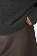 bovary-midi-satijnen-rok-dark-brown-donkerbruin-neo-noir-modelfoto-detail-1