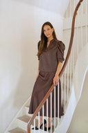 bovary-midi-satijnen-rok-dark-brown-donkerbruin-neo-noir-lookfoto-vooraanzicht-1
