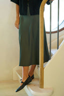 bovary-satijnen-midi-rok-deep-green-donkergroen-neo-noir-lookfoto-close-up-1