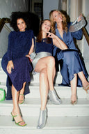 bovary-satijnen-midi-rok-midnight-blue-donkerblauw-neo-noir-lookfoto-vooraanzicht-6