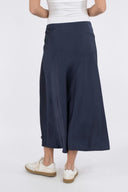 bovary-satijnen-midi-rok-midnight-blue-donkerblauw-neo-noir-modelfoto-achteraanzicht-2