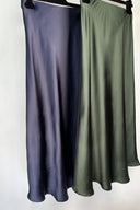 bovary-satijnen-midi-rok-midnight-blue-donkerblauw-neo-noir-productfoto-vooraanzicht-2