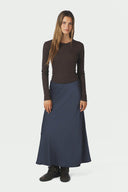 bovary-satijnen-midi-rok-midnight-blue-donkerblauw-neo-noir-modelfoto-vooraanzicht-1