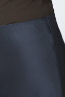 bovary-satijnen-midi-rok-midnight-blue-donkerblauw-neo-noir-modelfoto-detail-1