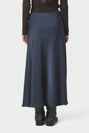 bovary-satijnen-midi-rok-midnight-blue-donkerblauw-neo-noir-modelfoto-achteraanzicht-1
