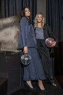 bovary-satijnen-midi-rok-midnight-blue-donkerblauw-neo-noir-lookfoto-zijaanzicht-2