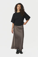 bovary-satijnen-midi-rok-warm-grey-donkergrijs-neo-noir-modelfoto-vooraanzicht-1