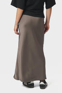 bovary-satijnen-midi-rok-warm-grey-donkergrijs-neo-noir-modelfoto-achteraanzicht-1