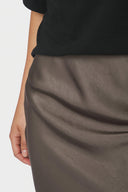 bovary-satijnen-midi-rok-warm-grey-donkergrijs-neo-noir-modelfoto-detail-1