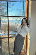 bovary-satijnen-midi-rok-warm-grey-donkergrijs-neo-noir-lookfoto-vooraanzicht-1