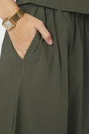 yara-poplin-rok-midi-neo-noir-army-khakigroen-modelfoto-close-up-1