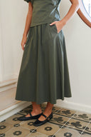 yara-poplin-rok-midi-neo-noir-army-khakigroen-lookfoto-vooraanzicht-1