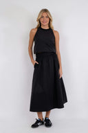 yara-poplin-rok-midi-neo-noir-black-zwart-modelfoto-vooraanzicht-1