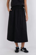 yara-poplin-rok-midi-neo-noir-black-zwart-modelfoto-vooraanzicht-2