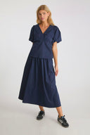 yara-poplin-rok-midi-neo-noir-navy-donkerblauw-modelfoto-vooraanzicht-1