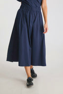 yara-poplin-rok-midi-neo-noir-navy-donkerblauw-modelfoto-vooraanzicht-2