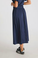 yara-poplin-rok-midi-neo-noir-navy-donkerblauw-modelfoto-achteraanzicht-1