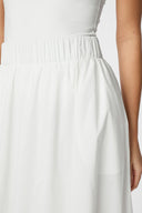 yara-poplin-rok-neo-noir-wit-modelfoto-detail-1