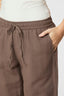 sonar-linnen-broek-brown-neo-noir-model-close-up-2