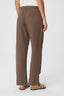 sonar-linnen-broek-brown-neo-noir-model-achteraanzicht-1