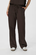 sonar-linnen-broek-dark-brown-neo-noir-modelfoto-detail-1