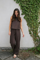 sonar-linnen-broek-dark-brown-donkerbruin-neo-noir-lookfoto-vooraanzicht-2
