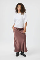 vicky-satijnen-rok-dark-rose-neo-noir-model-vooraanzicht-1