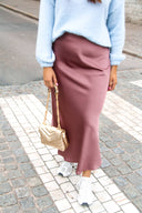 vicky-satijnen-rok-dark-rose-neo-noir-lookfoto-vooraanzicht-4