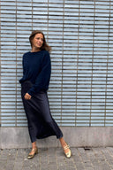 vicky-satijnen-rok-midnight-blue-donkerblauw-lookfoto-vooraanzicht-7