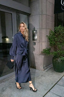 vicky-satijnen-rok-midnight-blue-donkerblauw-modelfoto-vooraanzicht-4