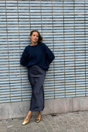 vicky-satijnen-rok-midnight-blue-donkerblauw-lookfoto-vooraanzicht-8