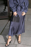 vicky-satijnen-rok-midnight-blue-donkerblauw-modelfoto-detail-1