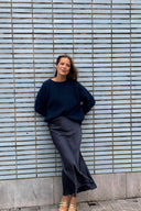 vicky-satijnen-rok-midnight-blue-donkerblauw-lookfoto-vooraanzicht-8