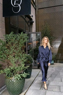 vicky-satijnen-rok-midnight-blue-donkerblauw-modelfoto-vooraanzicht-3