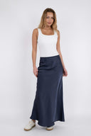 vicky-satijnen-rok-midnight-blue-donkerblauw-modelfoto-vooraanzicht-1
