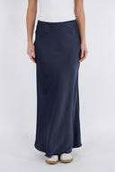 vicky-satijnen-rok-midnight-blue-donkerblauw-modelfoto-vooraanzicht-2