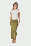 vicky-satijnen-maxi-rok-sage-green-neo-noir-modelfoto-vooraanzicht-1