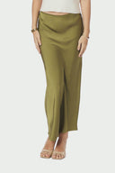 vicky-satijnen-maxi-rok-sage-green-neo-noir-modelfoto-vooraanzicht-2
