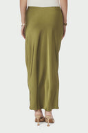 vicky-satijnen-maxi-rok-sage-green-neo-noir-modelfoto-achteraanzicht-1