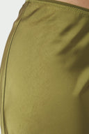vicky-satijnen-maxi-rok-sage-green-neo-noir-modelfoto-detail-1