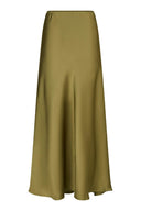 vicky-satijnen-maxi-rok-sage-green-neo-noir-productfoto-achteraanzicht-1