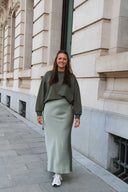 vicky-maxi-satijnen-rok-neo-noir-lichtgroen-lookfoto-vooraanzicht-3